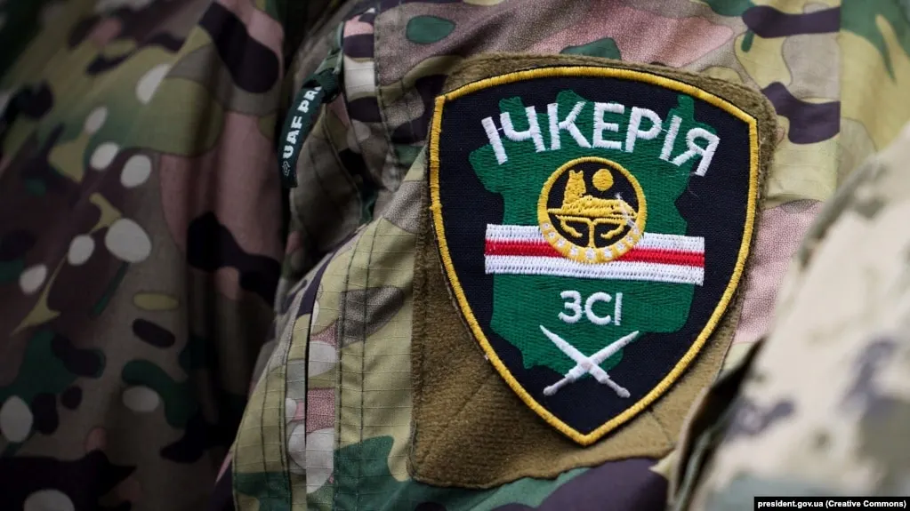 Росфинмониторинг отнёс «Чеченскую Республику Ичкерию» и её зарубежные структуры к террористическим и экстремистским организациям после решения суда в Грозном; российские спецслужбы связывают объединение и его лидера Ахмеда Закаева с участием в боевых действиях на стороне Украины и диверсиями в приграничных регионах.