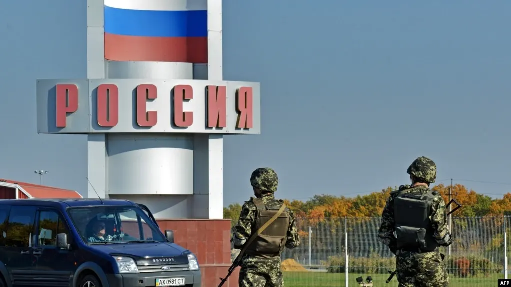 МВД РФ подготовило поправки, позволяющие отказывать в выдаче иностранным государствам людей, получивших в России любой вид убежища, включая политическое, даже при наличии международного розыска. Новые нормы могут затронуть обвиняемых за рубежом в кибератаках, шпионаже и преследуемых за «традиционные ценности».