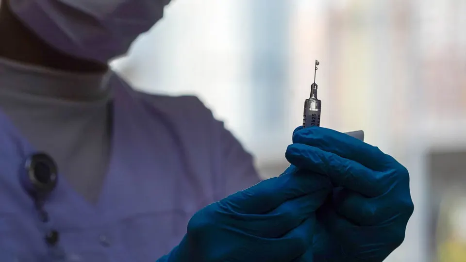 В России разрабатывают генотерапевтический препарат, способный замедлять возрастные изменения клеток за счёт блокировки гена RAGE. Проект реализуется в рамках нацпроекта «Новые технологии сбережения здоровья» и рассматривается как одно из ключевых направлений в борьбе за продление активного долголетия.