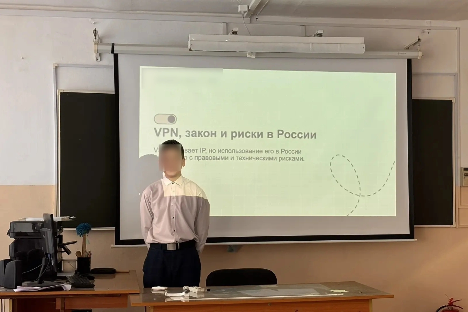В ряде регионов России школы начали проводить специальные уроки и беседы о рисках использования VPN-сервисов, утечке персональных данных и возможных юридических последствиях онлайн-активности.