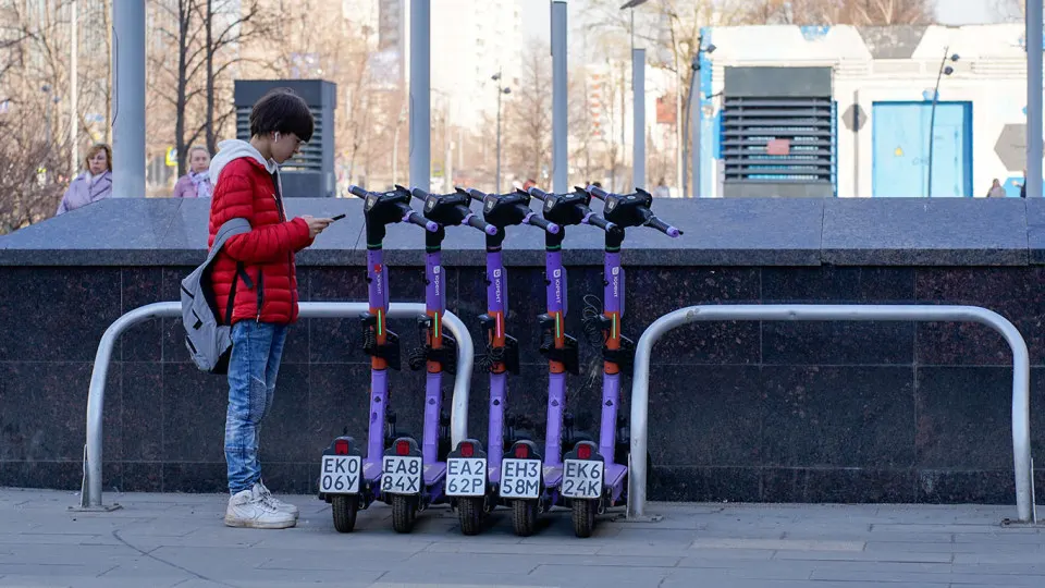 Столичные исследователи выступили с инициативой разрешить аренду электросамокатов только через госмессенджер Max и использовать его для контроля нарушений ПДД пользователями СИМ.