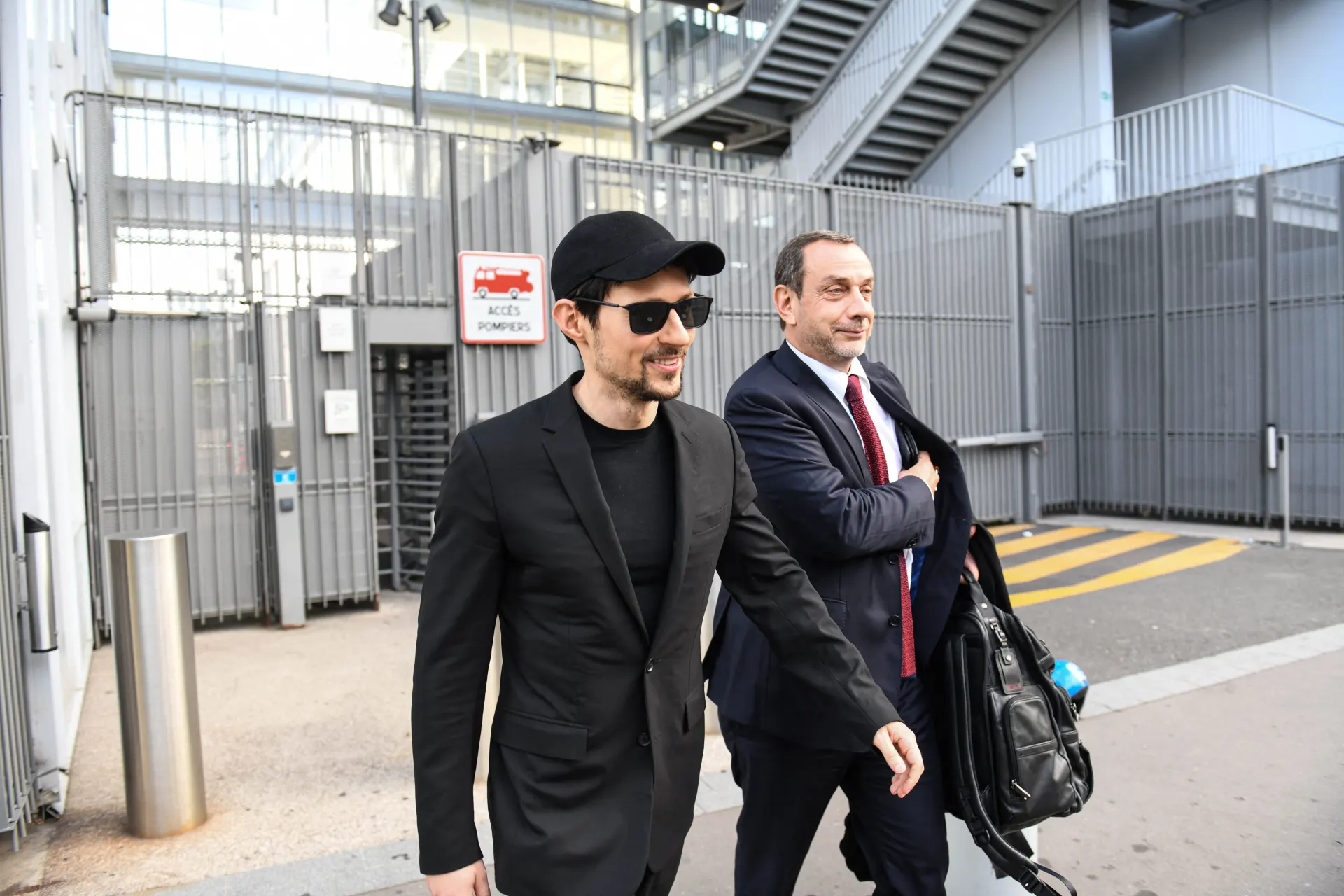 Основатель Telegram представил в своём канале трек «Свой живой интернет», созданный с помощью нейросети: песня посвящена ограничениям в сети и обходу блокировок на фоне давления на мессенджер и сообщений о его статусе подозреваемого в России.