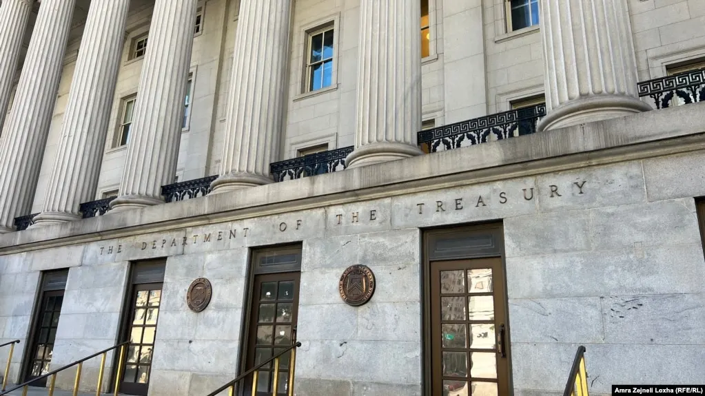 Министерство финансов США объявило о новых санкциях против восьми физических и четырёх юридических лиц в Иране, Турции и ОАЭ, обвинённых в содействии поставкам вооружений и восстановлению ракетно-дронового арсенала Тегерана.