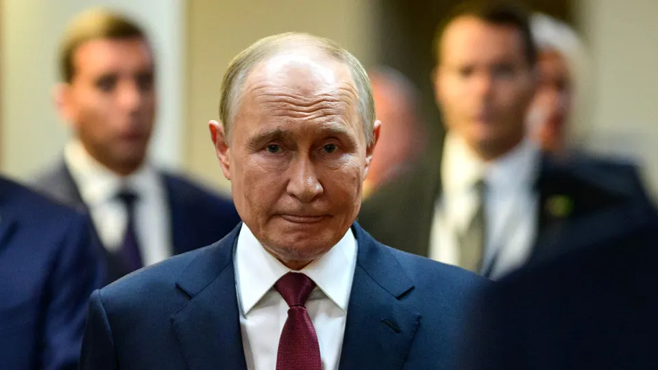 По данным ВЦИОМ, уровень одобрения деятельности Владимира Путина снижается седьмую неделю подряд и опустился до 65,6%, обновив минимум с начала войны и приблизившись к значениям времён пенсионной реформы 2018 года на фоне усиления ограничений в интернете и экономической стагнации.