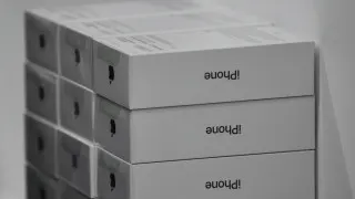 У российских продавцов накопились большие запасы смартфонов Apple и Samsung: из‑за падения покупательской способности спрос на дорогие гаджеты снизился, ритейлеры вынуждены распродавать устройства с крупными скидками.