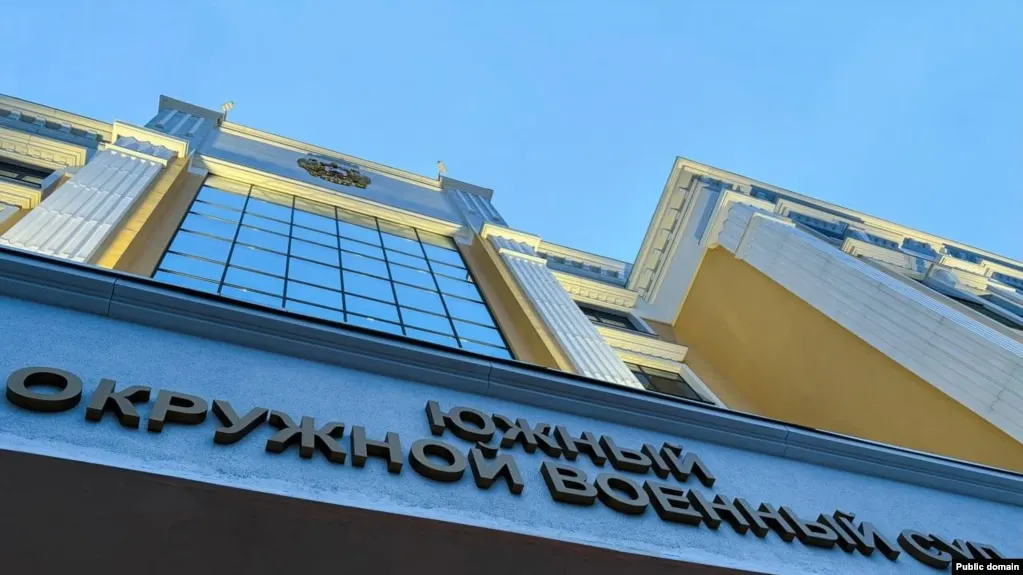 Южный окружной военный суд назначил троим молодым людям из Ростова-на-Дону от восьми до десяти лет лишения свободы по делу о готовившемся поджоге военкоматов. Ключевые показания дала знакомая обвиняемых, сотрудничавшая с ФСБ.