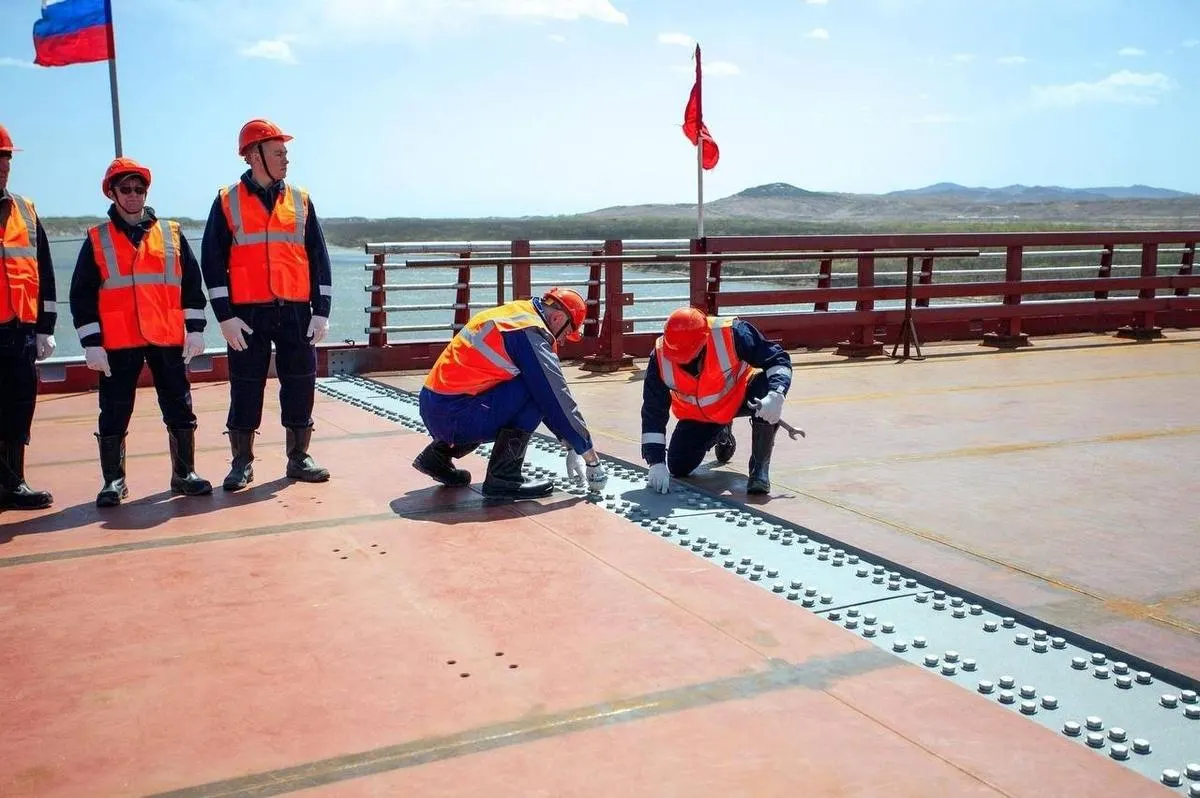 На реке Туманная строят первый прямой автомобильный мост между Россией и КНДР: протяженность перехода почти 5 км, запуск запланирован на июнь 2026 года.