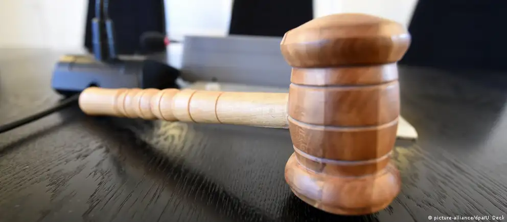 Суд в Воронеже признал 24‑летнего Романа Мальцева виновным в демонстрации запрещённой символики и назначил год исправительных работ — дело возбуждали на основе рапорта сотрудников Центра по противодействию экстремизму.