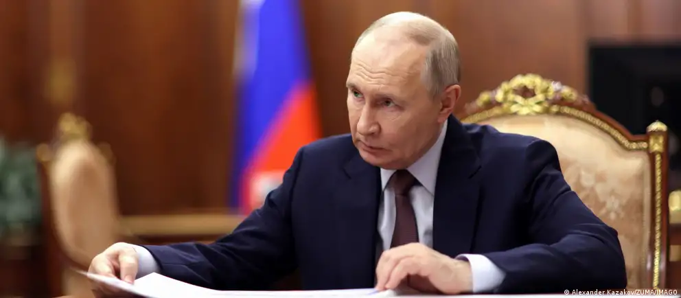 Президент России подписал закон, который освобождает власти от проверки сделок чиновников и их семей, совершённых до назначения на должность и регистрации брака, а также меняет порядок декларирования доходов госслужащих.