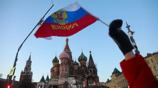 На фоне спада ВВП, снижения спроса и повышения налогов объем просроченных долгов российских компаний перед поставщиками и контрагентами вырос до 8,2 трлн рублей, обновив исторический максимум и превратився в системный кризис неплатежей.