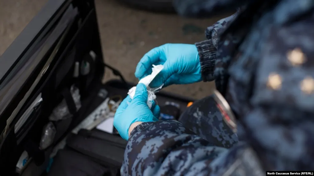 Кабинет министров согласен одобрить разработанные Верховным судом поправки о более мягких мерах ответственности за незаконный оборот наркотиков, если из проекта исключат снижение максимальных сроков за хранение в крупном и особо крупном размерах.