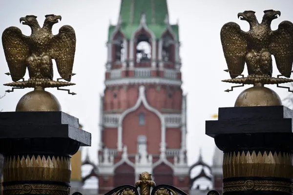 В начале ряда фильмов в российских стримингах стали появляться предупреждения о сокращённых или скрытых фрагментах. Площадки заявляют, что метки ставят правообладатели; изменения объясняют новой практикой самоцензуры на фоне вступившего в силу закона о запрете материалов, «дискредитирующих» традиционные ценности.