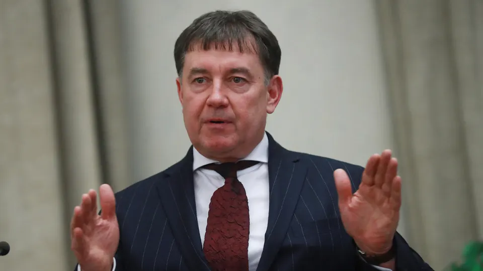 Мосгорсуд оставил в силе решение о национализации имущества бывшего председателя Совета судей России Виктора Момотова, у которого изъяли более 100 объектов недвижимости и сеть отелей Marton на 9 млрд рублей из‑за подозрений в коррупционном происхождении активов и связях с криминальными структурами.