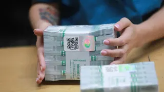 За неделю объём наличных в обращении вырос на 240 млрд рублей на фоне сбоев мобильного интернета, усиления блокировок банковских карт и планов властей расширить контроль за переводами на карты.