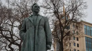 Президент Владимир Путин распорядился вернуть Академии ФСБ почетное наименование в честь основателя ВЧК Феликса Дзержинского, имя которого убрали из названия после распада СССР.