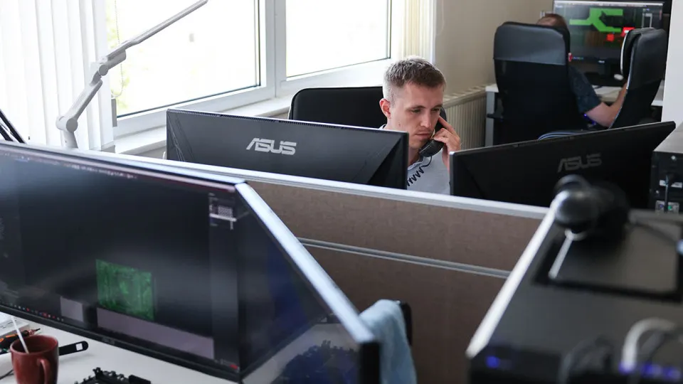 Исследование ИТ‑компании показало, что российские компании продолжат использовать зарубежное программное обеспечение как минимум до 2030–2031 годов, сохраняя смешанную инфраструктуру, тогда как в Госдуме обсуждают ужесточение требований по переходу на отечественный софт.