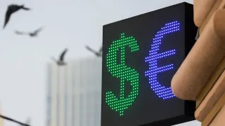 Курс доллара, по официальным данным ЦБ на 22 апреля, снизился до 74,59 рубля — минимума с февраля 2023 года. Укреплению рубля способствуют высокие цены на нефть, рост экспортной выручки и приостановка действия бюджетного правила.