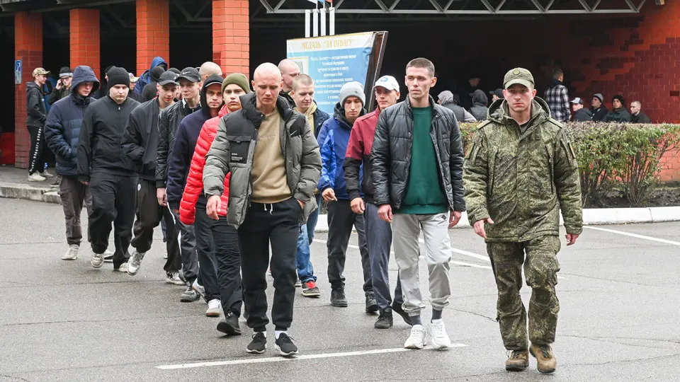Мужчине из Санкт‑Петербурга отказали в посадке и пересечении границы через Беларусь: в электронном реестре появилась отметка о запрете на выезд. Правозащитники советуют как можно раньше обжаловать такие ограничения и при необходимости обращаться в суд.
