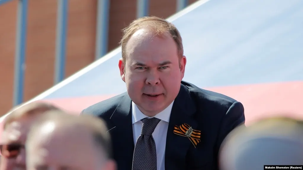 Мать главы президентской администрации Антона Вайно и мать первого вице-премьера Дениса Мантурова, по данным документов, получили многомиллиардный доход, выступив кредиторами оборонной группы «Сфера» и получив права требования по ее долгам.