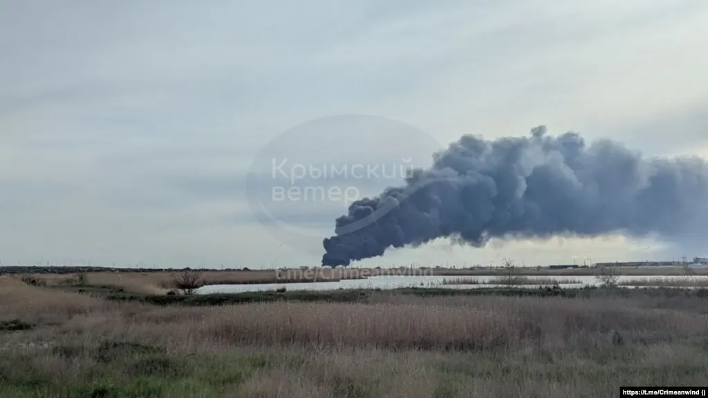 В ночь на четверг беспилотники атаковали промышленные объекты в Новокуйбышевске и Самаре, нефтеперекачивающую станцию под Кстовом, а также цели в аннексированном Крыму и в Туапсе. Есть погибший и раненые, горят резервуары с топливом и нефтеперерабатывающие мощности.