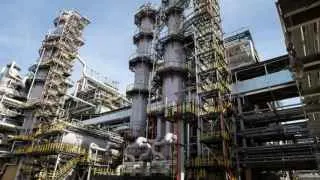 Сызранский нефтеперерабатывающий завод приостановил переработку нефти из‑за повреждения оборудования в результате атаки беспилотников; по оценкам, ремонт может занять до двух недель, а власти усиливают контроль над производством топлива на фоне риска дефицита бензина.