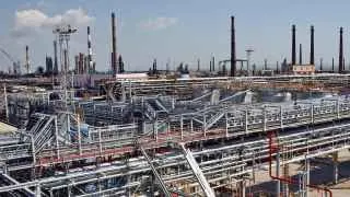 Из-за атак дронов приостановлена работа Новокуйбышевского, Туапсинского, Саратовского, Киришского НПЗ и завода «Нижегороднефтеоргсинтез», что затронуло переработку и отгрузку топлива в нескольких регионах страны.