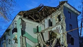 В Сызрани беспилотник попал в четырехэтажный дом, частично обрушив подъезд. Спасатели извлекли из-под завалов 11 человек, среди них двое детей. Ночью ПВО сообщила о массовой атаке дронов сразу на несколько регионов России.