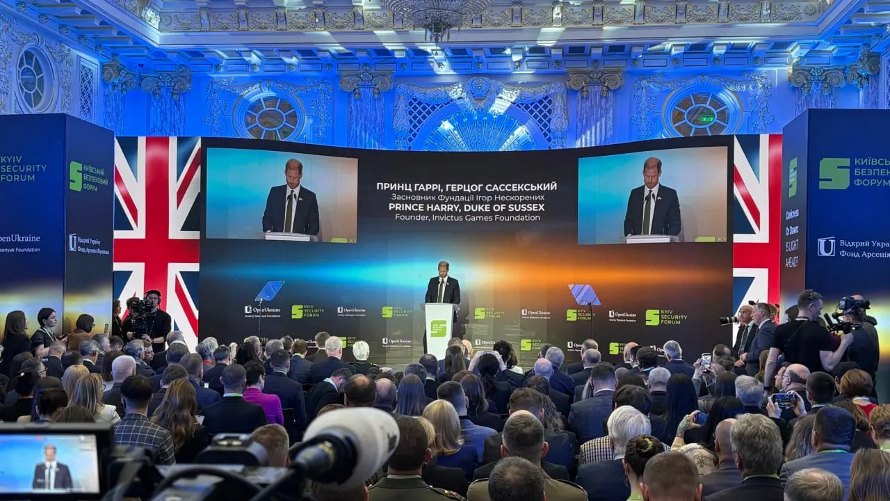 Во время визита в Киев принц Гарри заявил, что прибыл как частное лицо, обратился к Владимиру Путину с призывом прекратить войну и напомнил США об их обещаниях по защите Украины после отказа от ядерного оружия.