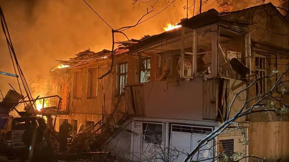 В Одессе в результате ночной атаки российских беспилотников по жилым домам погибли два человека и не менее 15 получили ранения, продолжаются работы спасателей.