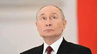 Президент Владимир Путин сравнил нынешнюю ситуацию с годами Великой Отечественной войны, заявив, что вся страна должна работать на фронт. Он пообещал продолжить создание «зоны безопасности» на границе с Украиной и добиваться заявленных целей СВО, тогда как эксперты и источники иностранных СМИ говорят о подготовке к новой волне мобилизации и возможному затягиванию боевых действий на годы.