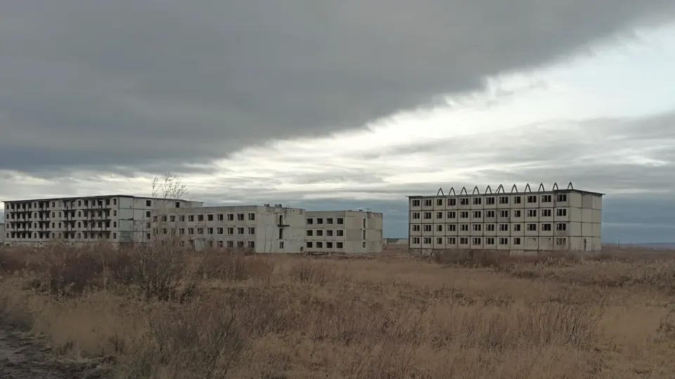 Число рождений в России в 2026 году снизилось уже одиннадцатый год подряд и достигло минимальных уровней за более чем двести лет, при этом власти сохраняют цели резкого роста рождаемости к 2030–2036 годам.