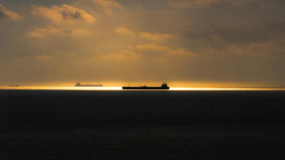 Российские подсанкционные танкеры начали обходить воды Швеции и традиционные пути у берегов Великобритании, выбирая более длинные маршруты в Балтийском море и Северной Атлантике. Это увеличивает продолжительность рейсов, расходы на топливо и операционные риски перевозчиков российской нефти.