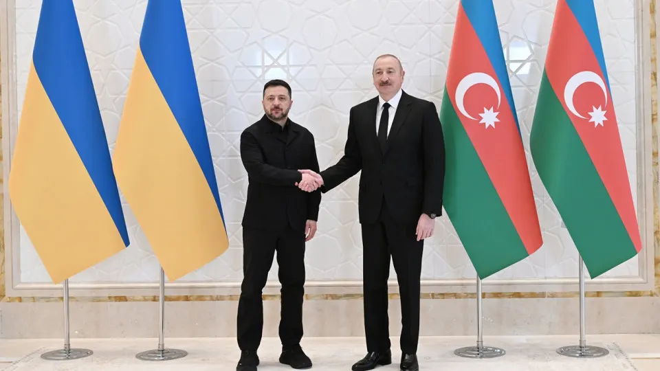 Президент Азербайджана Ильхам Алиев на встрече с Владимиром Зеленским в Габале заявил о поддержке территориальной целостности Украины и рассказал о планах по углублению военно‑технического и экономического сотрудничества двух стран.
