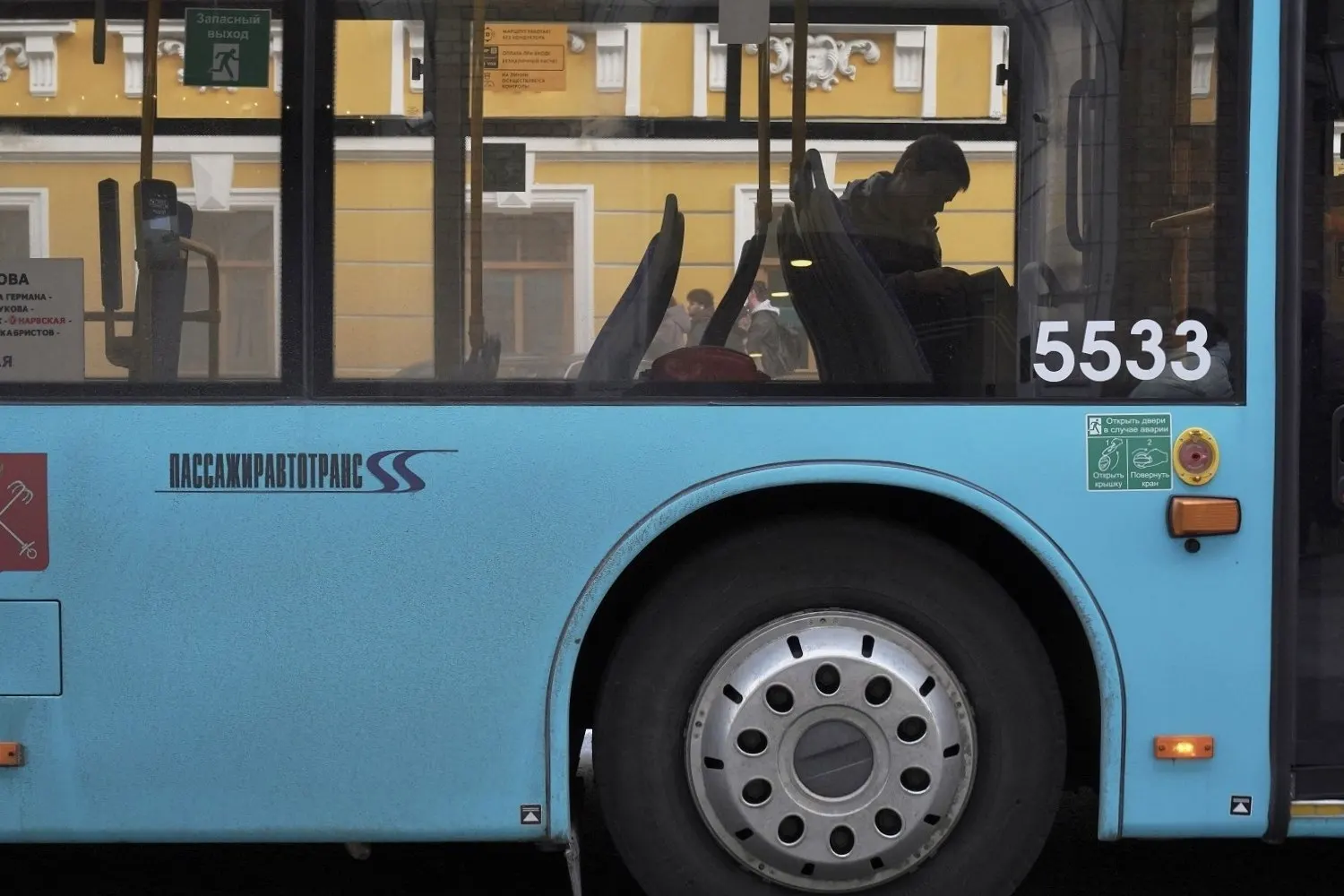 Коротко: в Петербурге объявили опасными акватории нескольких портов, в Выборге после пожара нашли три тела, Пулково возобновил рейсы в Дубай, а ГИБДД пресекла уличные гонки. В России и мире — жёсткая посадка вертолёта в Коми, массовые протоколы к игровым компаниям и новая скульптура Бэнкси в Лондоне.