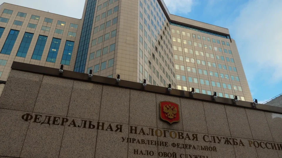 Налоговики начали строже реагировать на перерегистрации ИП, которые использовались для «обнуления» лимитов по НДС. Предпринимателей предупреждают о доначислениях, пени и штрафах на фоне роста дефицита федерального бюджета.