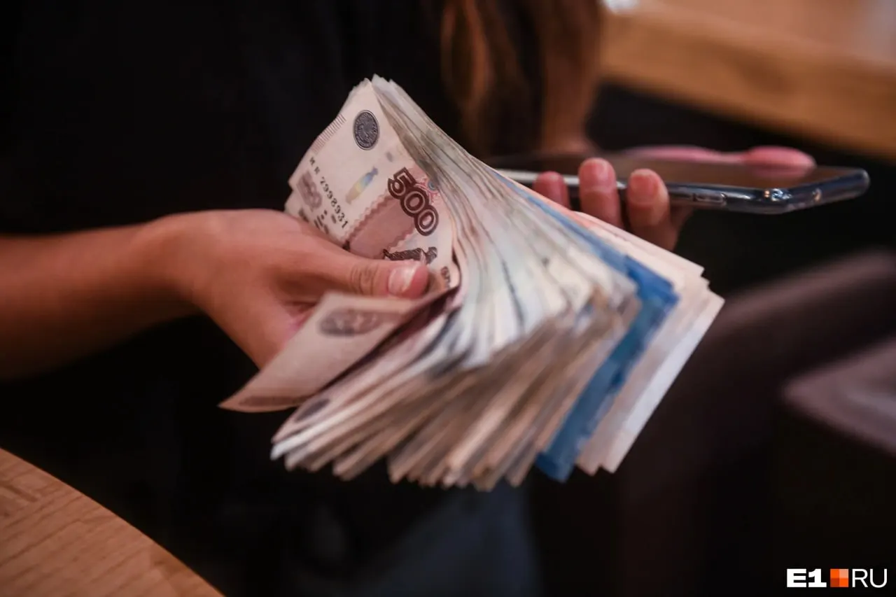 Правоохранители задержали курьера мошенников и изъяли деньги жертвы, но одна из потерпевших до сих пор не обратилась в полицию. Ей просят связаться со следствием.