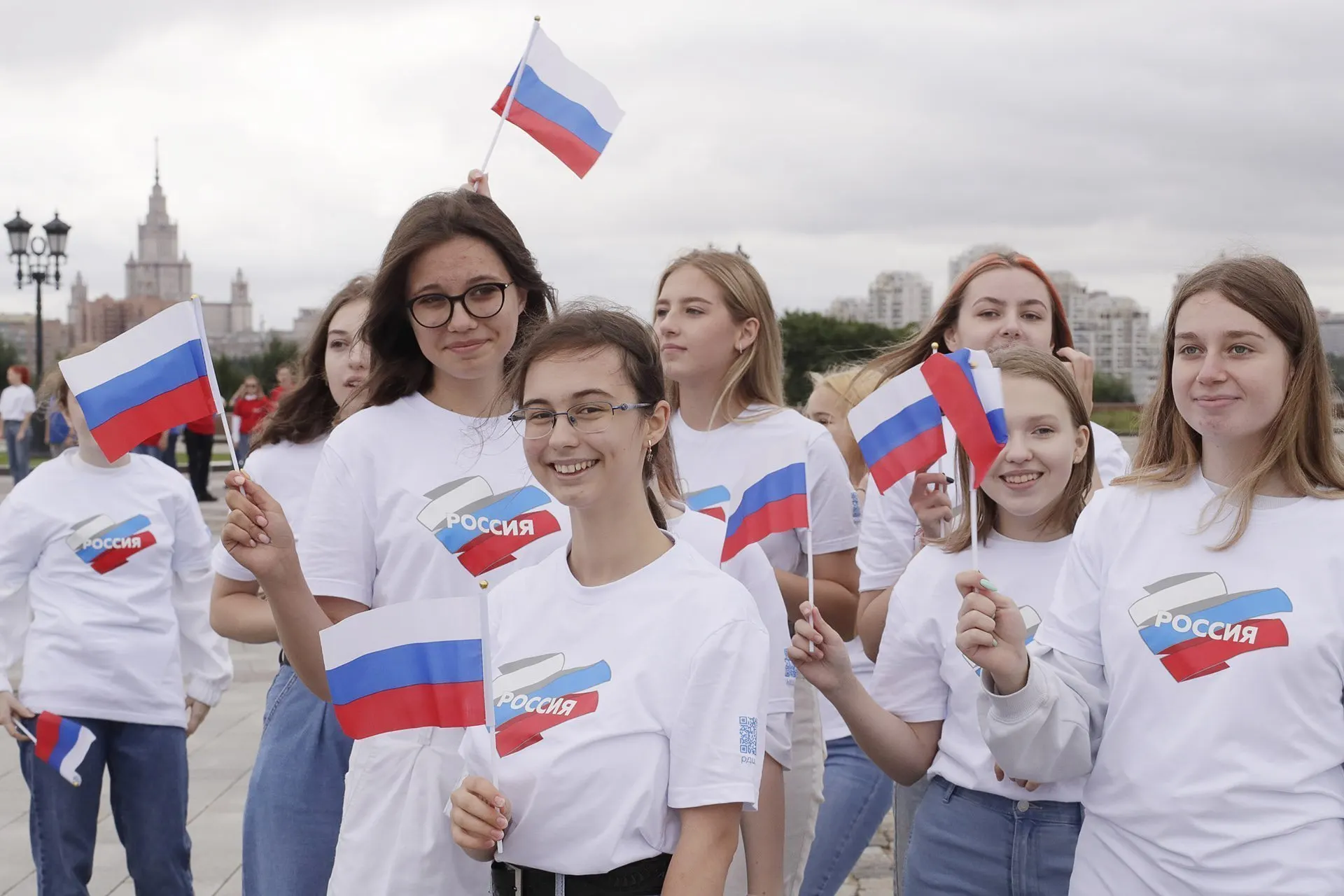 Госпрограммы по патриотическому воспитанию молодёжи на 2025–2030 годы получат сотни миллиардов рублей. Эксперты критикуют методики учёта — они опираются на суммарные «участия», просмотры и разнородные показатели, что искажает реальную картину.
