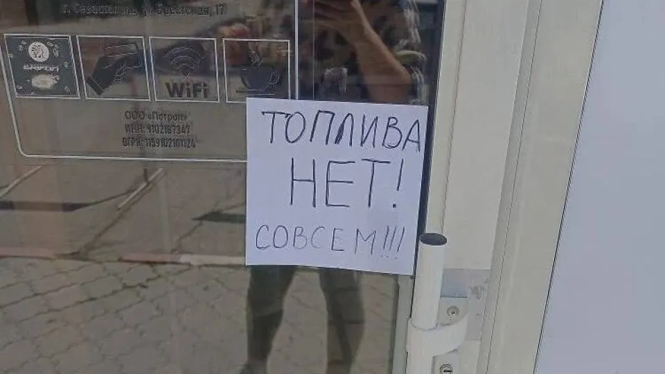 В аннексированном Крыму с 31 мая топливо АИ-95 будет отпускаться по талонам, а розничная продажа АИ-92 ограничена 20 литрами на одно транспортное средство. Перебои связаны с ударами по НПЗ и нарушениями логистики; правительство ужесточило контроль над выпуском и отгрузками нефтепродуктов.