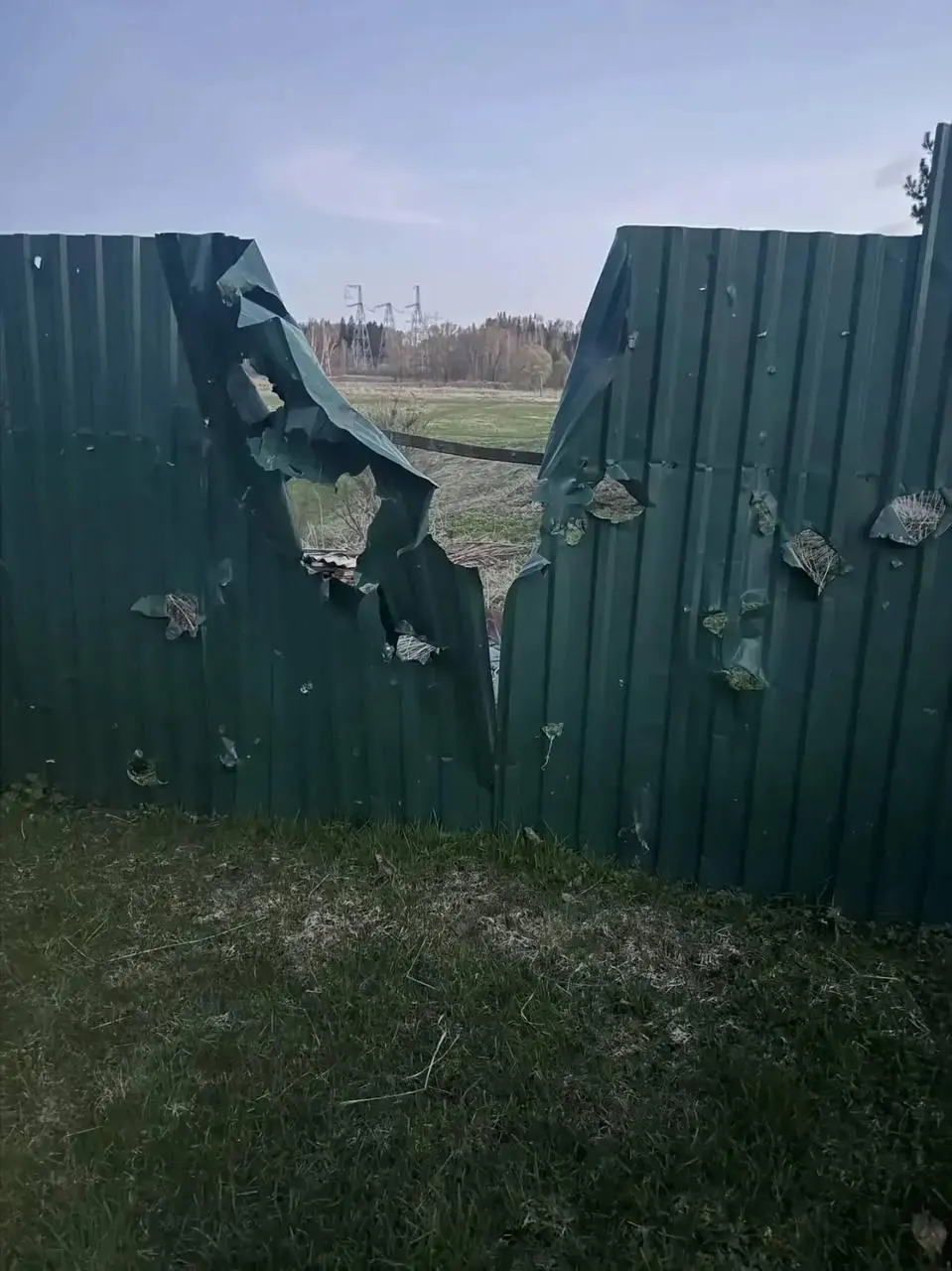 В результате ночных атак беспилотников в Московской и Ленинградской областях погиб один человек, в ряде регионов сообщают о сотнях сбитых дронов и сбоях в работе инфраструктуры.