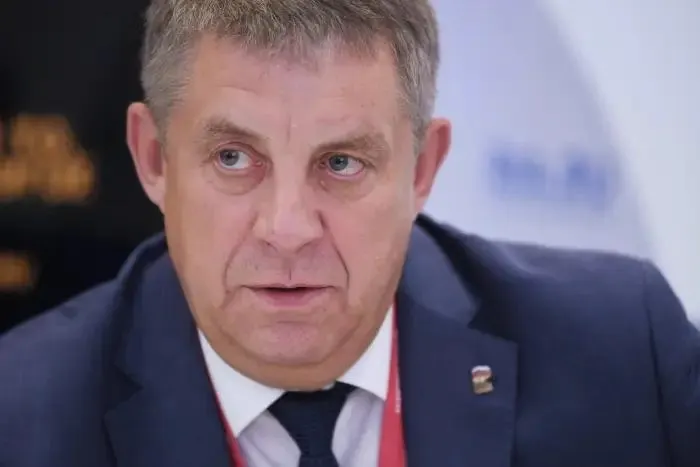 После отставки Александр Богомаз может получить вакантный мандат депутата Госдумы. В материале также даётся контекст недавних отставок и уголовных дел в приграничных регионах.