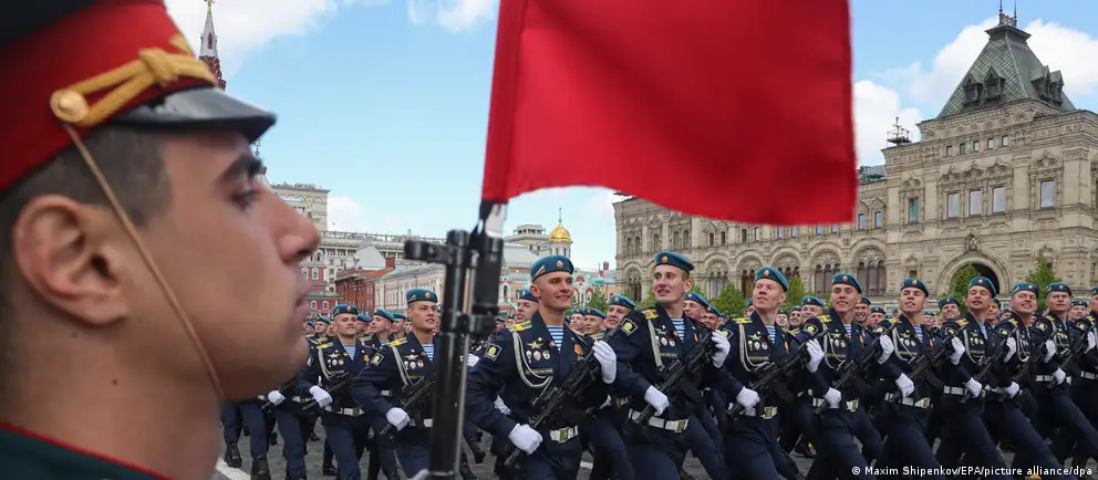 В ряде городов парады в День Победы пройдут в усечённом формате или не состоятся вовсе. Официальные объяснения — оперативная обстановка и угроза со стороны Украины; эксперты называют и другие причины, связанные с ресурсами и политикой памяти.