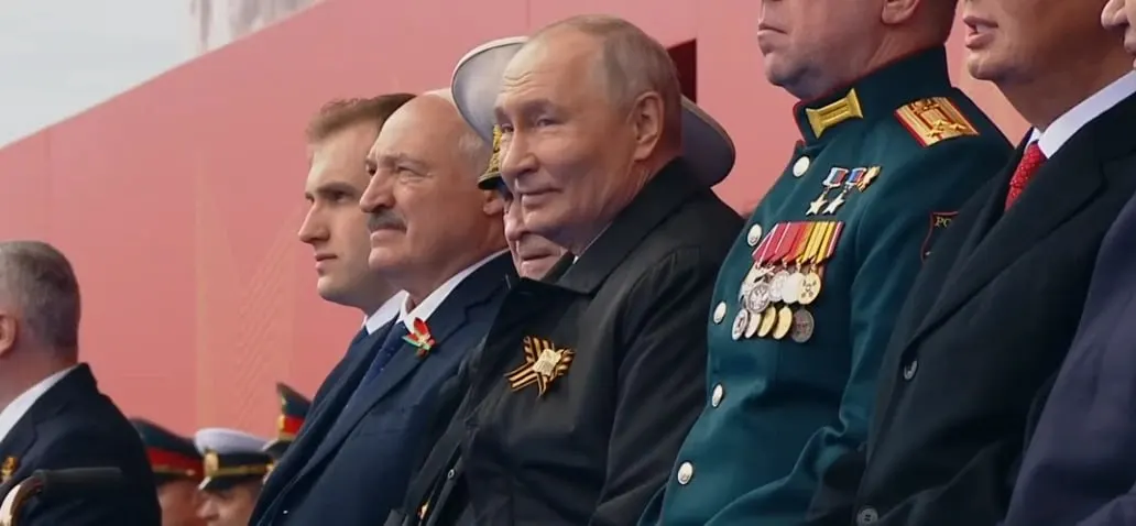 На Красной площади проходят пешие колонны без военной техники; суворовцы, нахимовцы и кадеты в этом году не задействованы, в финале пролетят российские пилотажные группы.