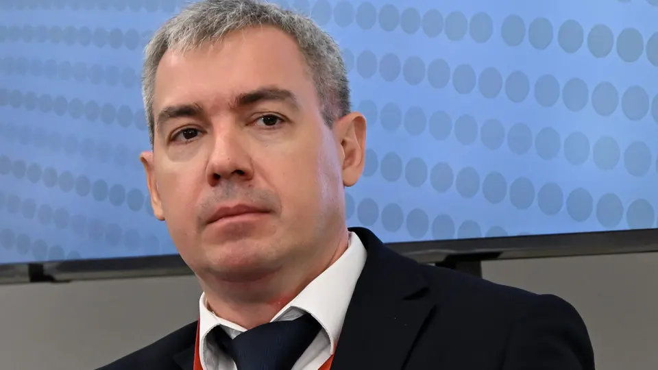 После передачи части функций по интернету Второй службе ФСБ в Минцифры готовятся кадровые изменения: могут уйти два замминистра, рассматриваются реорганизация департаментов и сокращение штата примерно на 15%.