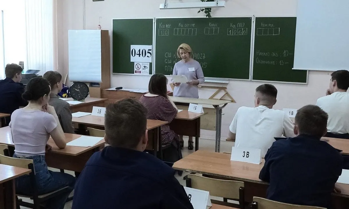 В новых методических рекомендациях ведомства сказано, что организаторы и охрана не вправе прикасаться к участникам экзаменов и их вещам; при срабатывании металлоискателя предлагают добровольно выложить предмет.
