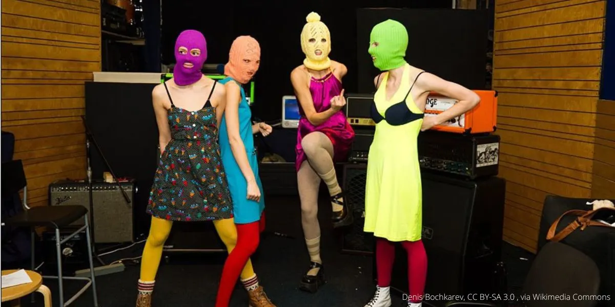Росфинмониторинг обновил реестр: панк‑рок‑группа Pussy Riot внесена в список «террористов и экстремистов». Ранее суды в Москве уже признавали коллектив экстремистским и назначали участницам реальные сроки по делу о «фейках о ВС РФ».