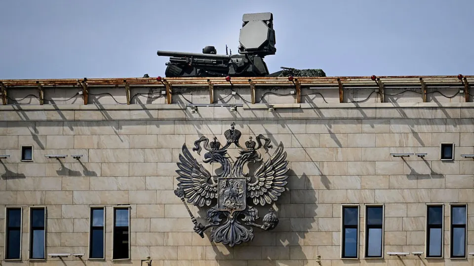 Переброска средств ПВО на защиту Москвы перед парадом 9 мая ослабила прикрытие других территорий. Командование украинских беспилотников заявляет, что будет бить там, где защита слабее, в первую очередь по энергообъектам и удалённым военным базам.