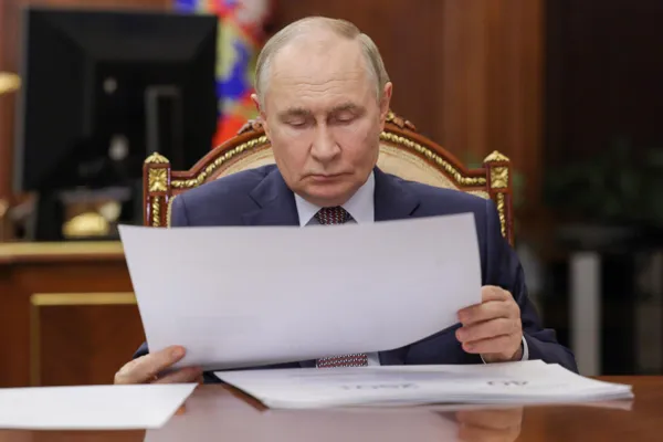 По информации европейской разведки, служба охраны президента резко ужесточила меры защиты: сокращены поездки, усилена проверка персонала и введены технические ограничения. Решения частично последовали за убийством генерала и внутренними конфликтами в силовых ведомствах.