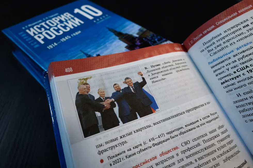 Новая линейка учебников по истории для 6–9-х классов подводит школьников к однозначной, политически выверенной интерпретации прошлого: неудобные факты замалчиваются, современные идеологические проекты вплетаются в древнюю историю, поражения и насилие смягчаются. Историк Алексей Уваров объясняет, почему это опасно для образования.