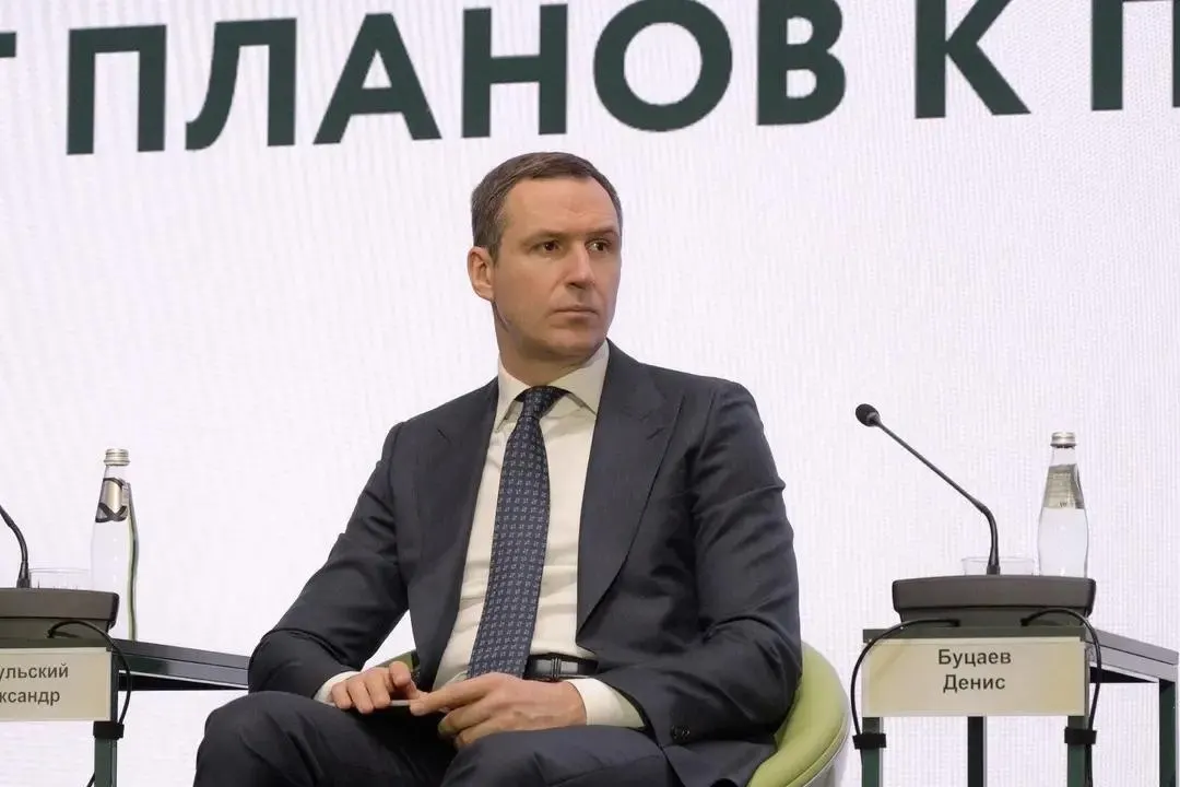 Его обвиняют в хищении средств «Российского экологического оператора». Буцаев, который курировал мусорную реформу, предположительно находится в США. Реформа признана проваленной — вместо заявленных 36% перерабатывается не более 10%.