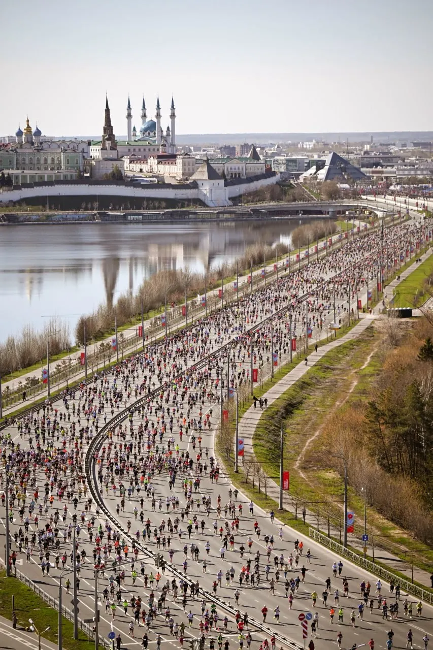 Омичка финишировала второй на чемпионате России 2026 года в Казани — 42,2 км за 2:30:10. Победила Луиза Лега (2:26:07).